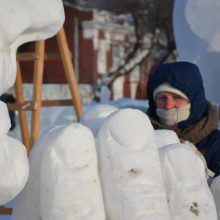 Kauno skulptorius Rusijoje triumfavo su senute iš sniego