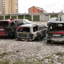 Kaune viename kieme degė trys automobiliai. Įtariamas padegimas <span style=color:red;>(papildyta)</span> 