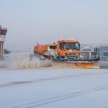 Žiema oro uoste: sniegą valančios mašinos ir šimtai kilometrų per pamainą