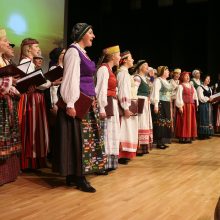 Raudondvaryje išsiskleidė visų Lietuvos regionų tautiniai kostiumai
