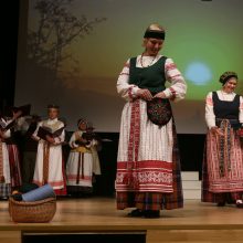 Raudondvaryje išsiskleidė visų Lietuvos regionų tautiniai kostiumai