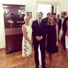 G.Bieliūnaitė <span style=color:red;>(dešinėje)</span> su praktikos vadovu, Lietuvos ambasadoriaus Italijoje patarėju R.Tamošiūnu ir jo žmona Edita