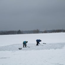 Ant Kauno marių ledo – alkoholiu nesišildantys žvejai ir žiemos pramogų mėgėjai