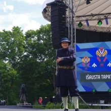 Neveronių „Viešios“ tautiniai kostiumai – gražiausi Lietuvoje
