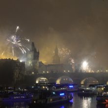 Pasaulis triukšmingai įžengė į 2015 metus