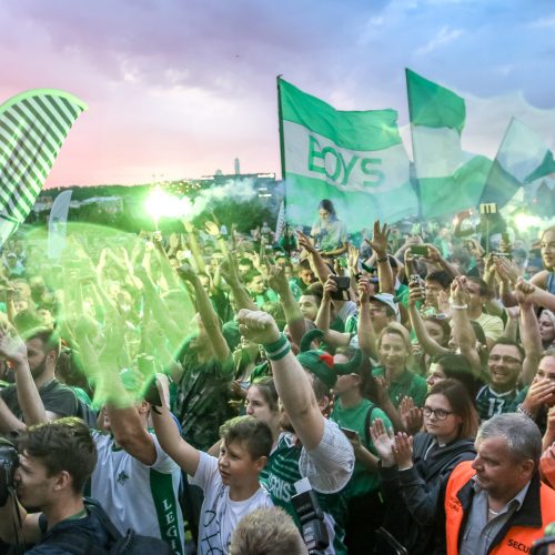 „Žalgiris“ kartu su aistruoliais švenčia pergalę  © Eitvydo Kinaičio, Vilmanto Raupelio nuotr.