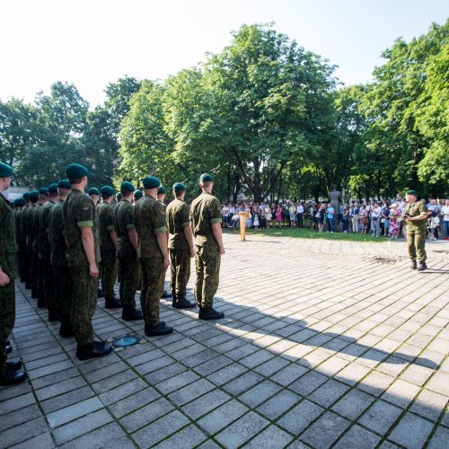 Istorinės Prezidentūros kiemelyje prisiekė leitenantai  © Vilmanto Raupelio nuotr.