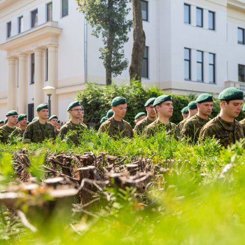 Istorinės Prezidentūros kiemelyje prisiekė leitenantai  © Vilmanto Raupelio nuotr.