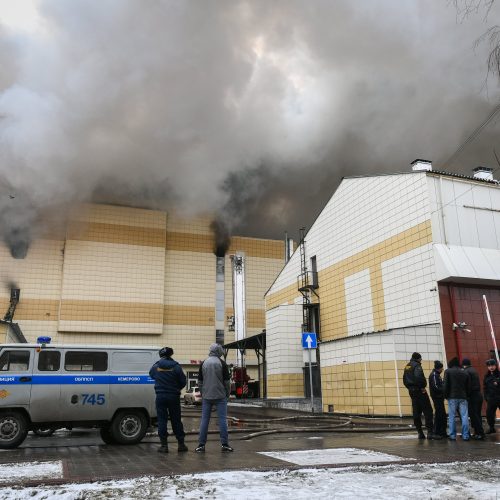 Rusijoje užsiliepsnojusiame prekybos centre – pragaras  © Scanpix ir EPA-ELTOS nuotr.