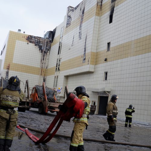 Rusijoje užsiliepsnojusiame prekybos centre – pragaras  © Scanpix ir EPA-ELTOS nuotr.