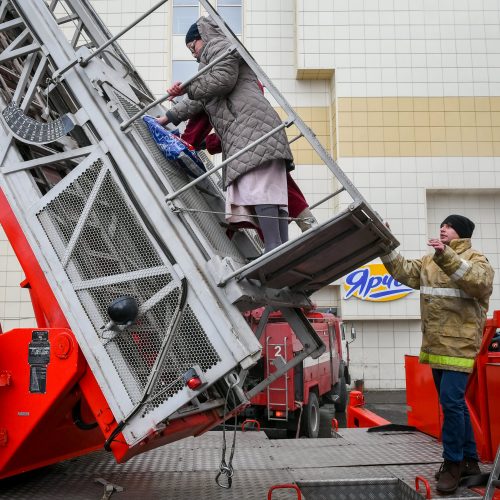 Rusijoje užsiliepsnojusiame prekybos centre – pragaras  © Scanpix ir EPA-ELTOS nuotr.