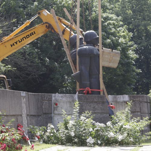 Klaipėdoje pradėti demontuoti sovietmečio paminklai  © Vytauto Liaudanskio nuotr.