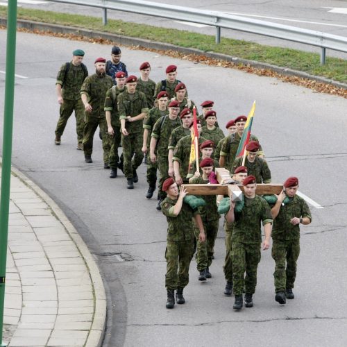 Nešdami kryžių kariai nužygiuos iš Klaipėdos į Kryžių kalną  © Vytauto Liaudanskio nuotr.