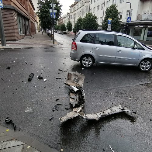 Rytinė „Opel“ ir troleibuso avarija Kauno centre  © Laimučio Brundzos nuotr.