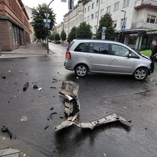 Rytinė „Opel“ ir troleibuso avarija Kauno centre  © Laimučio Brundzos nuotr.