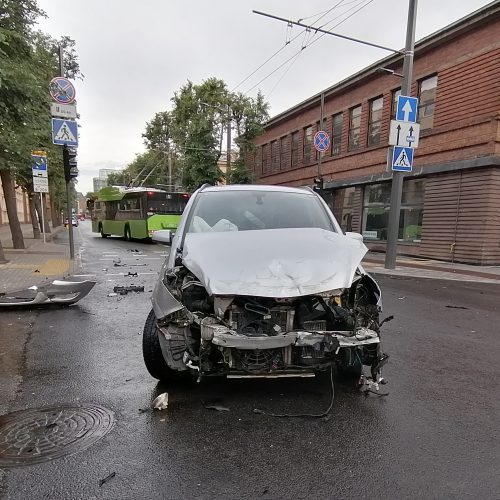 Rytinė „Opel“ ir troleibuso avarija Kauno centre  © Laimučio Brundzos nuotr.