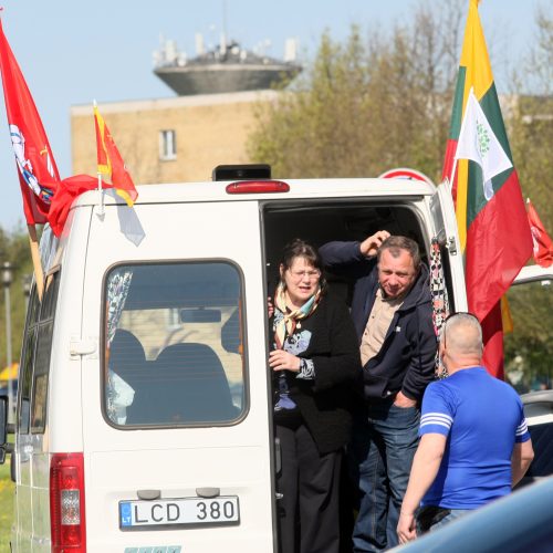 „Didžiojo šeimos gynimo maršo“ dalyvių pasiruošimas Akademijoje  © Laimučio Brundzos, Aliaus Koroliovo nuotr.