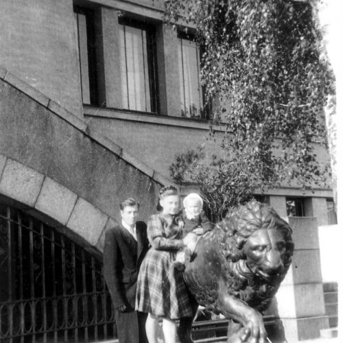 Tradicija – foto prie Karo muziejaus liūtų <span style=color:red;>(daugiau kaip 250 foto)</span>  © Akcijos dalyvių nuotr.