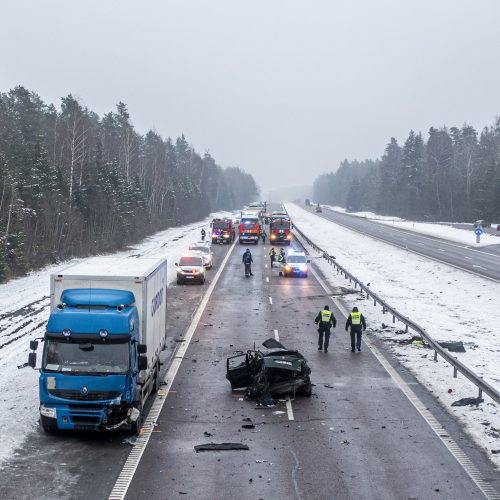 A2 kelyje susidūrė trys automobiliai ir trys vilkikai  © I. Gelūno / BNS nuotr.