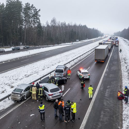 A2 kelyje susidūrė trys automobiliai ir trys vilkikai  © I. Gelūno / BNS nuotr.