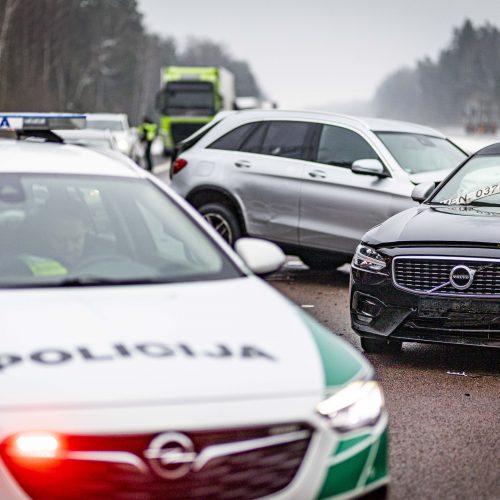 A2 kelyje susidūrė trys automobiliai ir trys vilkikai  © I. Gelūno / BNS nuotr.