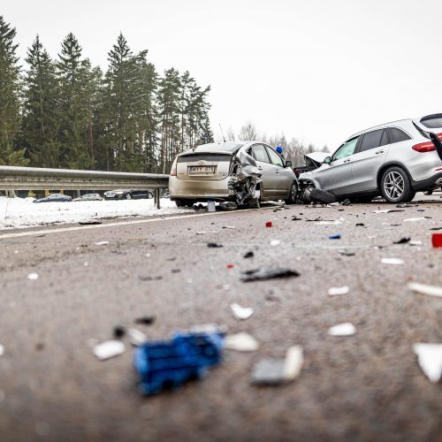 A2 kelyje susidūrė trys automobiliai ir trys vilkikai  © I. Gelūno / BNS nuotr.