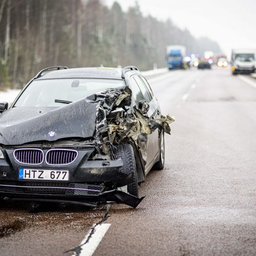 A2 kelyje susidūrė trys automobiliai ir trys vilkikai  © I. Gelūno / BNS nuotr.