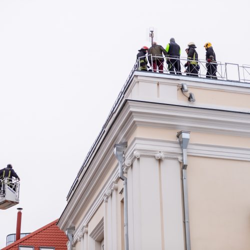 Gautas iškvietimas dėl degančio Kauno muzikinio teatro stogo  © Justinos Lasauskaitės nuotr.