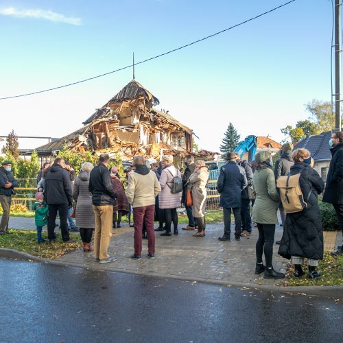 Žmonės susirinko pasirašyti peticiją dėl griaunamo Perkūno alėjos namo  © Justinos Lasauskaitės nuotr.