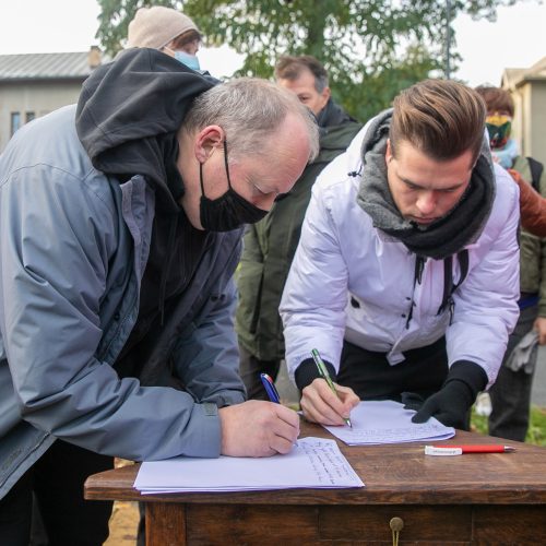 Žmonės susirinko pasirašyti peticiją dėl griaunamo Perkūno alėjos namo  © Justinos Lasauskaitės nuotr.