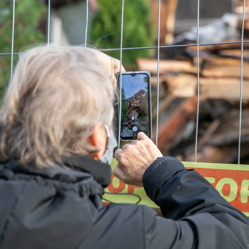 Žmonės susirinko pasirašyti peticiją dėl griaunamo Perkūno alėjos namo  © Justinos Lasauskaitės nuotr.