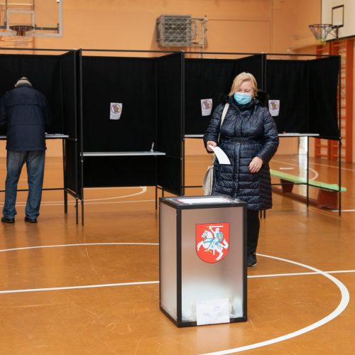 Kauniečiai renka naują Seimą <span style=color:red;>(balsavimas rinkimų antrajame ture)</span>  © Justinos Lasauskaitės nuotr.