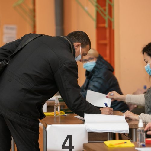 Kauniečiai renka naują Seimą <span style=color:red;>(balsavimas rinkimų antrajame ture)</span>  © Justinos Lasauskaitės nuotr.