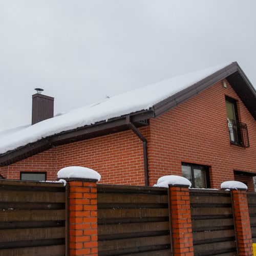 Gausus sniego sluoksnis padengė Kauno stogus  © Justinos Lasauskaitės nuotr.