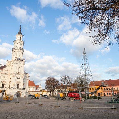 Rotušės aikštėje ryškėja kalėdinės Kauno eglės kontūrai  © Justinos Lasauskaitės nuotr.