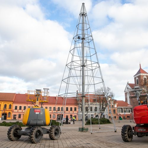 Rotušės aikštėje ryškėja kalėdinės Kauno eglės kontūrai  © Justinos Lasauskaitės nuotr.