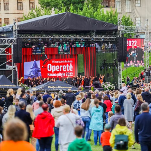 Kauno pilies papėdėje kauniečius subūrė operetė ir „Tautiška giesmė“  © Justinos Lasauskaitės nuotr.