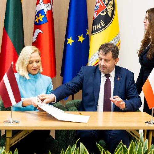 Muitinės departamente Estijos, Latvijos, Lenkijos, Lietuvos bei Suomijos muitinių vadovai pasirašė susitarimą dėl vienodų kontrolės priemonių taikymo  © G. Skaraitienės / BNS nuotr.