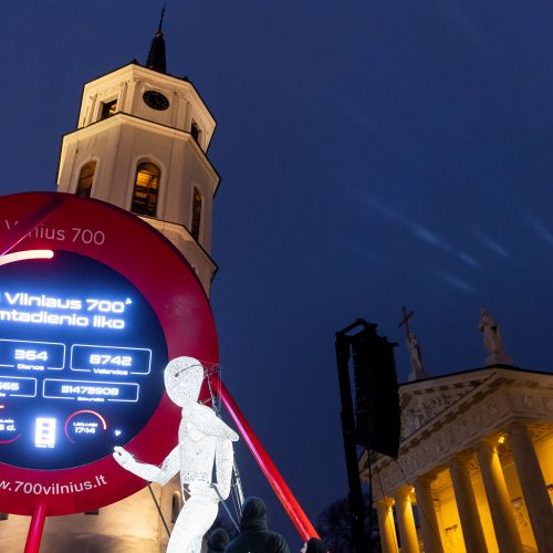 Katedros aikštėje įžiebta šviesos instaliacija – laikrodis  © Ž. Gedvilos / BNS nuotr.