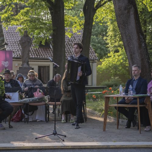 Kaune vainikuotas „Poezijos pavasario“ laureatas  © Simono Baltušio nuotr.