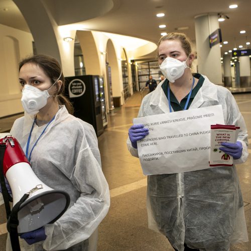 Dėl viruso Vilniaus oro uoste tikrinami žmonės  © P. Peleckio / Fotobanko nuotr.