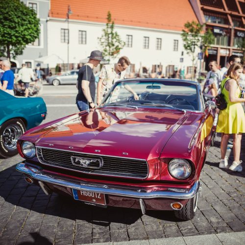 Senovinių amerikietiškų automobilių paroda Rotušės aikštėje  © I. Gelūno / Fotobanko nuotr.