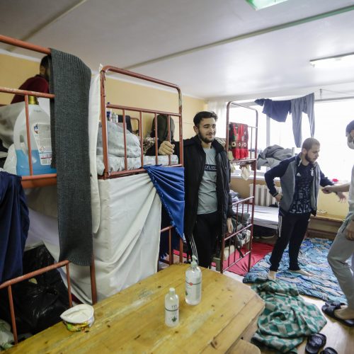Migrantai Kybartų užsieniečių registracijos centre  © T. Biliūno / BNS nuotr.