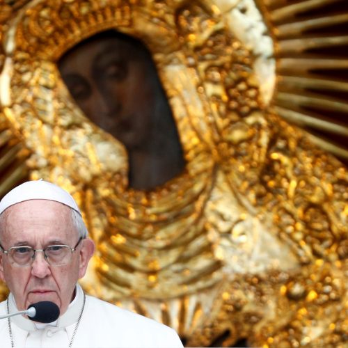 Popiežius meldėsi Aušros Vartų koplyčioje  © Scanpix nuotr.