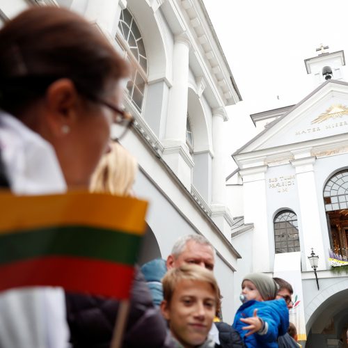 Popiežius meldėsi Aušros Vartų koplyčioje  © Scanpix nuotr.