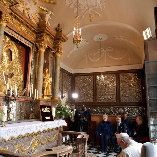 Popiežius meldėsi Aušros Vartų koplyčioje  © Scanpix nuotr.