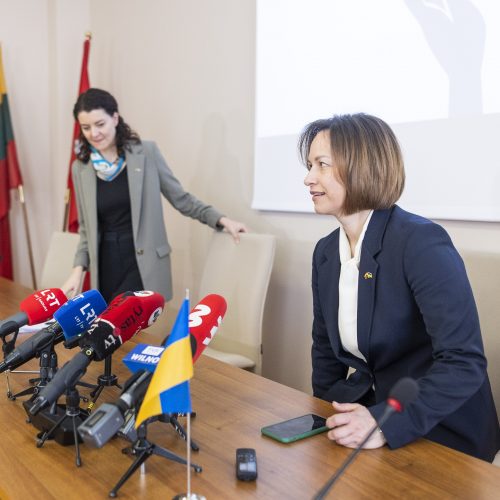 Ukrainos ir Lietuvos ministrės pasirašė manifestą  © I. Gelūno / BNS nuotr.