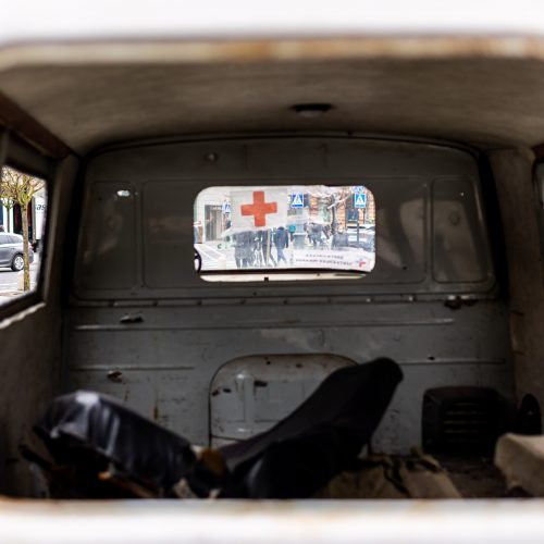 Sušaudytas greitosios pagalbos automobilis iš Ukrainos  © L. Balandžio / BNS nuotr.