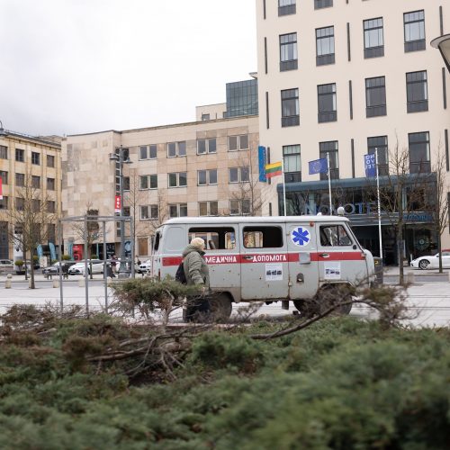 Sušaudytas greitosios pagalbos automobilis iš Ukrainos  © L. Balandžio / BNS nuotr.