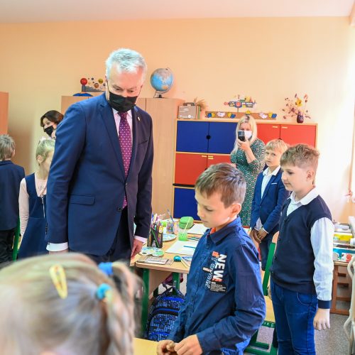 Prezidento vizitas Dovilų pagrindinėje mokykloje  © R. Dačkaus / Prezidentūros nuotr.